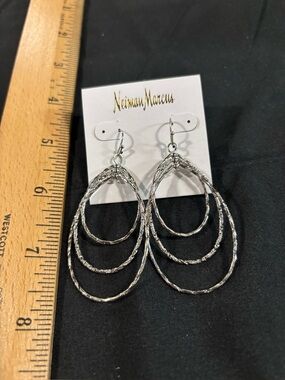 NEIMAN MARCUS NWT SILVER TONE EARRINGS DANGLE DROP
